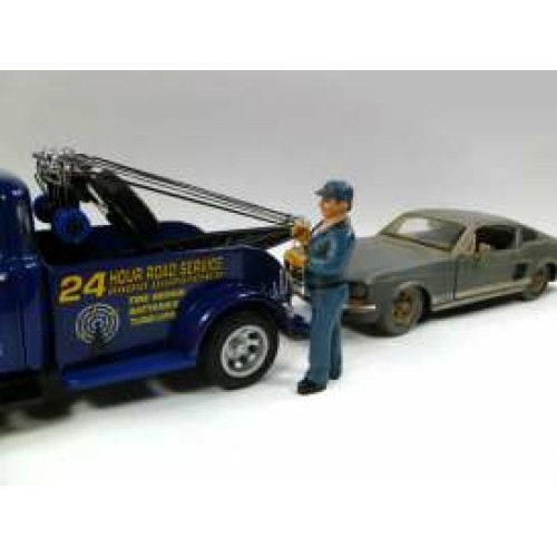 AD23906 - 1/24 TOW TRUCK DRIVER BILL (CAR NOT INCLUDED).