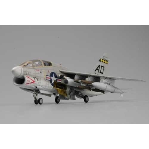 HBB87209 - 1/72 TA-7C CORSAIR II (PLASTIC KIT)