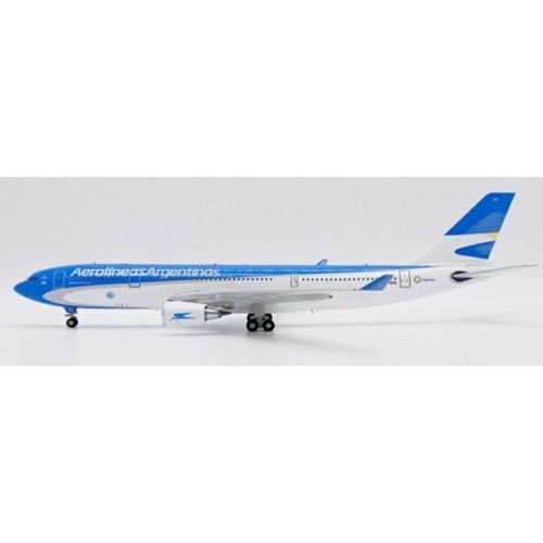 JC20367 - 1/200 AEROLINEAS ARGENTINAS AIRBUS A330-200 REG: LV-GHQ WITH STAND