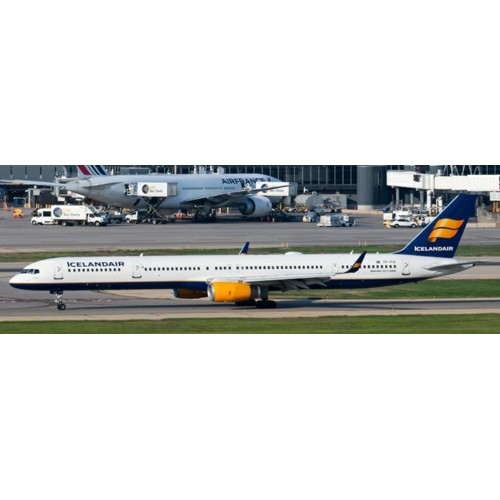 JC40459 - 1/400 ICELANDAIR BOEING 757-300 REG: TF-FIX WITH ANTENNA