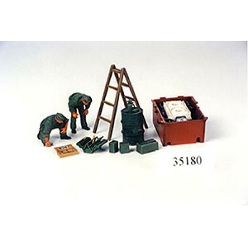 TAM35180 - 1/35 GERMAN ENGINE MAINTENANCE CREW