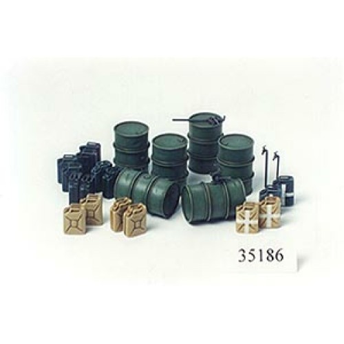 TAM35186 - 1/35 GERMAN FUEL DRUMS