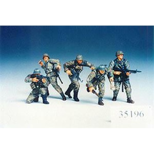 TAM35196 - 1/35 GERMAN FRONT-LINE INFANTRYMAN (PLASTIC KIT)