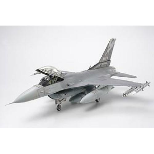 TAM61101 - 1/48 F-16C (BLACK 25/32)